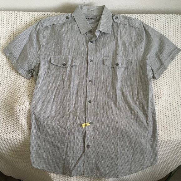 EXPRESS FITTED BUTTON DOWN SHORT SLEEVE DRESS SHIRT MEN SIZE XL 17-17 1/2 - Picture 1 of 3